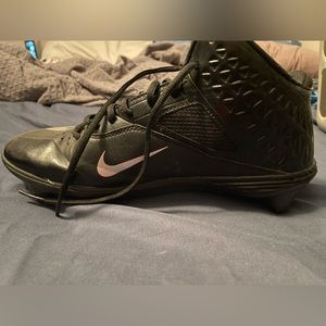 I’m selling Nike football cleats.
